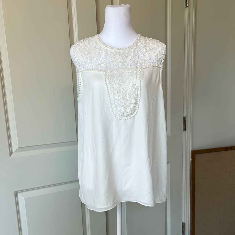 Gibson White Sleeveless Boxy Blouse with Bib Collar